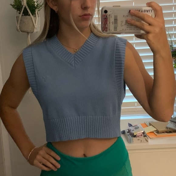 Aritzia TNA crop sweater vest - Picture 2 of 2